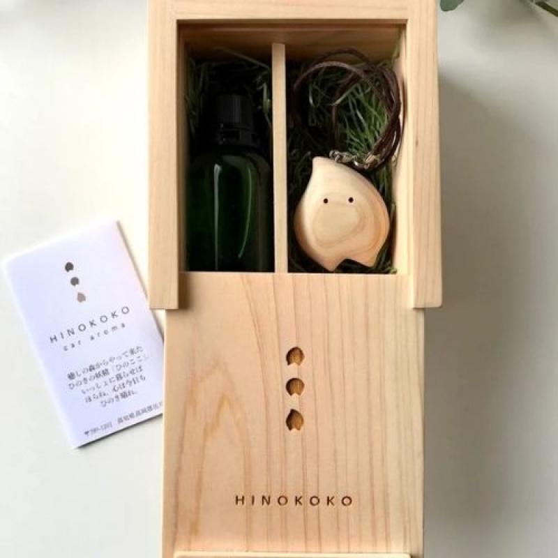 ひのきの妖精 ひのここギフト　カーアロマ　ヒノキ製木箱入り　しずく　消臭効果抜群(木工房ゆうむさん)のメインイメージ