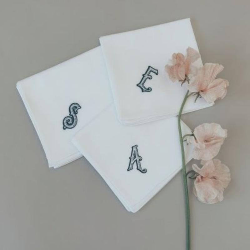 【ブライダルハンカチ】ネイビー刺繍　刺繍「 E 」(MANUさん)のメインイメージ