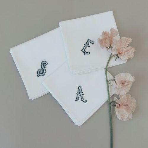 【ブライダルハンカチ】ネイビー刺繍　刺繍「 A 」(MANUさん)のメインイメージ