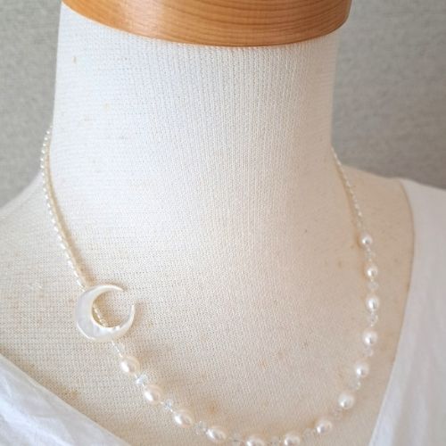 【Moon】月型シェル×淡水パールネックレス　MNE608　シルバー色(unupli jewelry ‐ウヌプリ ジュエリー‐さん)のメインイメージ