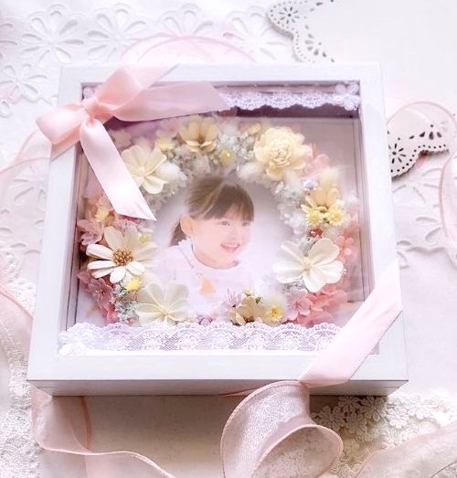 【ほっこり花ギフトフレーム 】B-02/ 21×21×D5㎝/木枠ガラスフレーム/写真・お名前・メッセージ入(フルールちよさん)のメインイメージ
