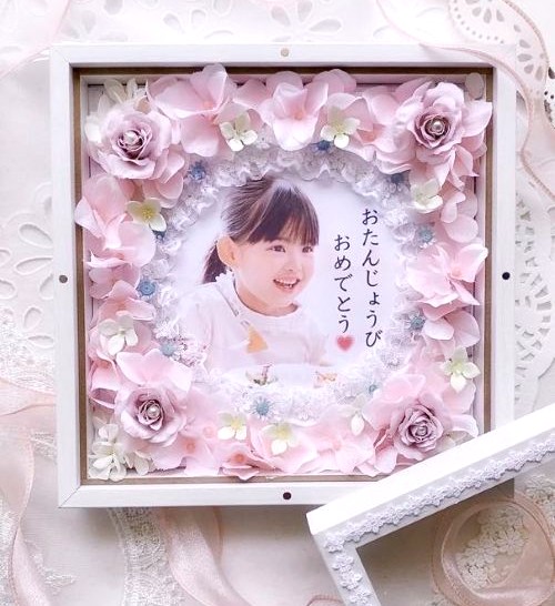 【ほっこり花ギフトフレーム】B-01 / 21×21×D5㎝/ 木枠ガラスフレーム/写真・お名前・メッセージ入れ(フルールちよさん)のメインイメージ