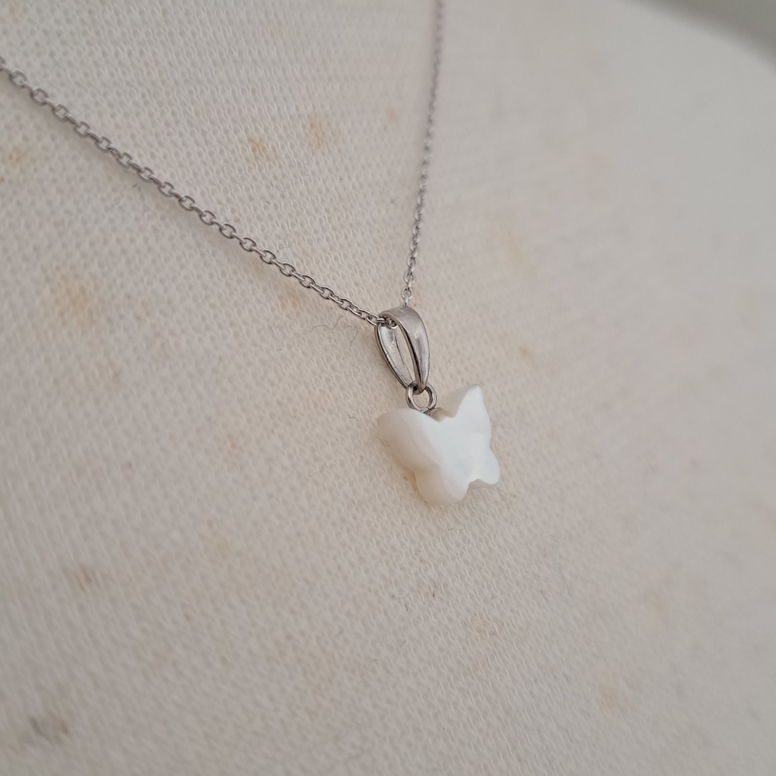 【Butterfly】蝶々型マザーオブパールペンダントトップ　MPH708(unupli jewelryさん)のメインイメージ