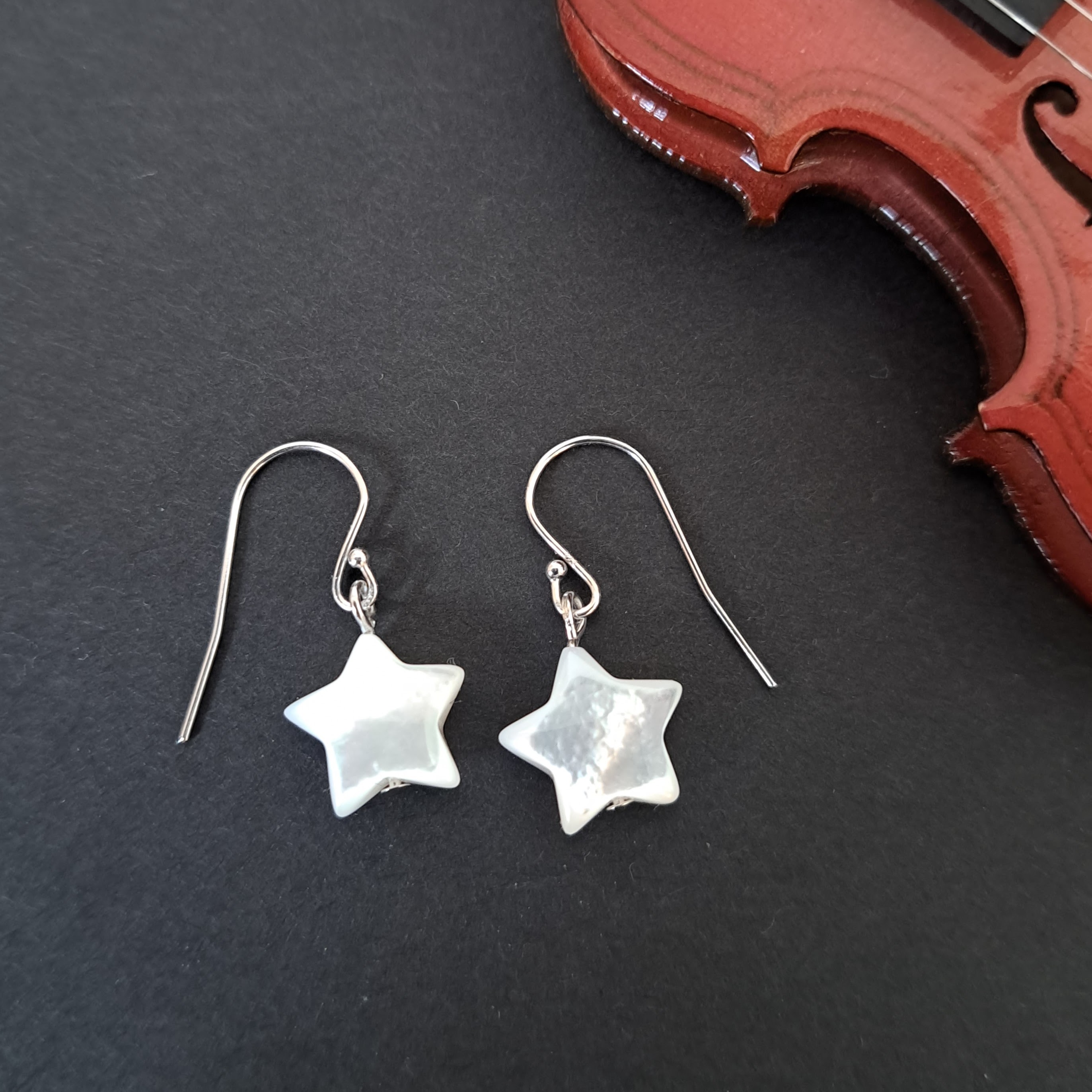 【STAR】星型マザーオブパールピアス　MPE703(unupli jewelry ‐ウヌプリ ジュエリー‐さん)のメインイメージ