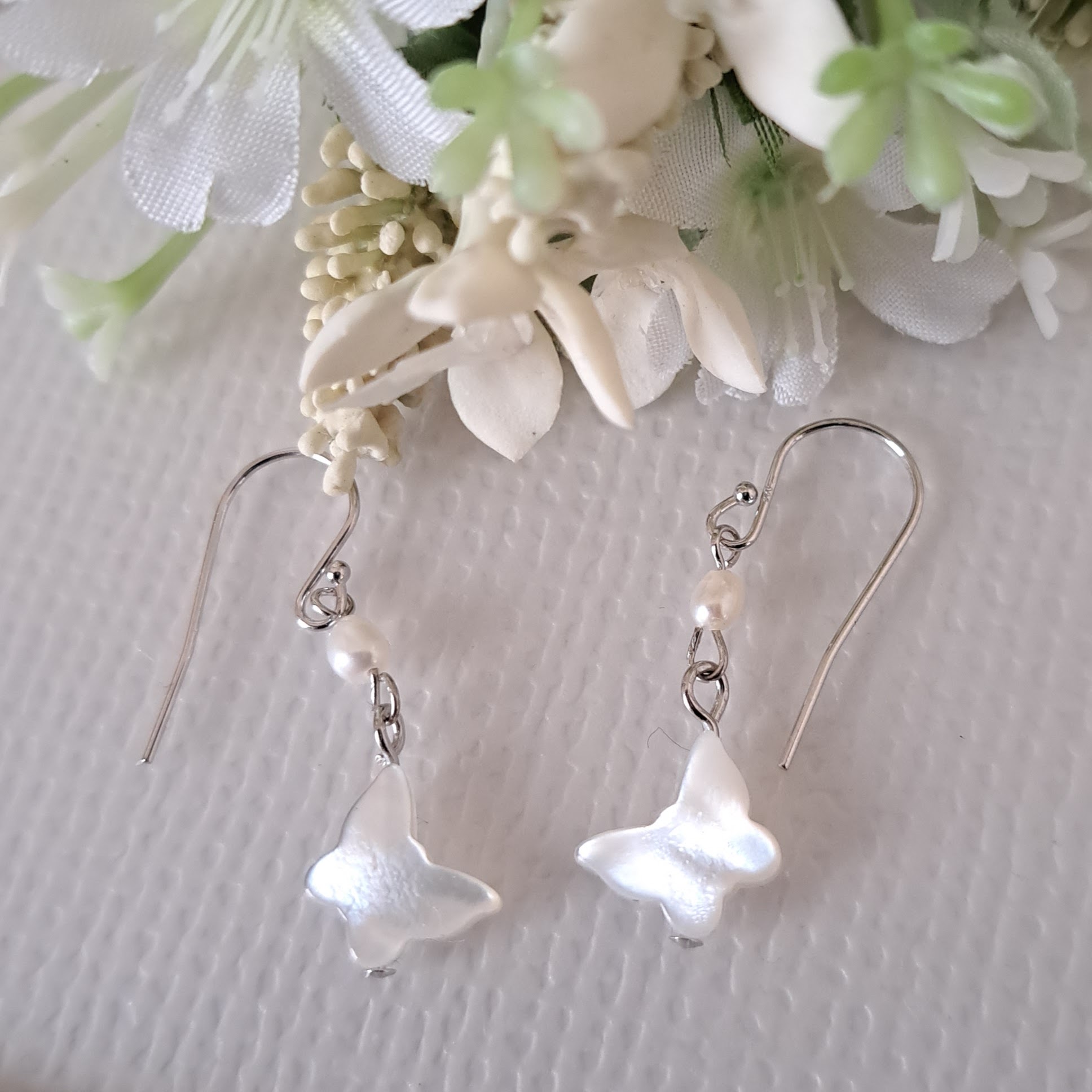 【Butterfly】蝶々型シェル×淡水パールピアス　MPE707(unupli jewelry ‐ウヌプリ ジュエリー‐さん)のメインイメージ
