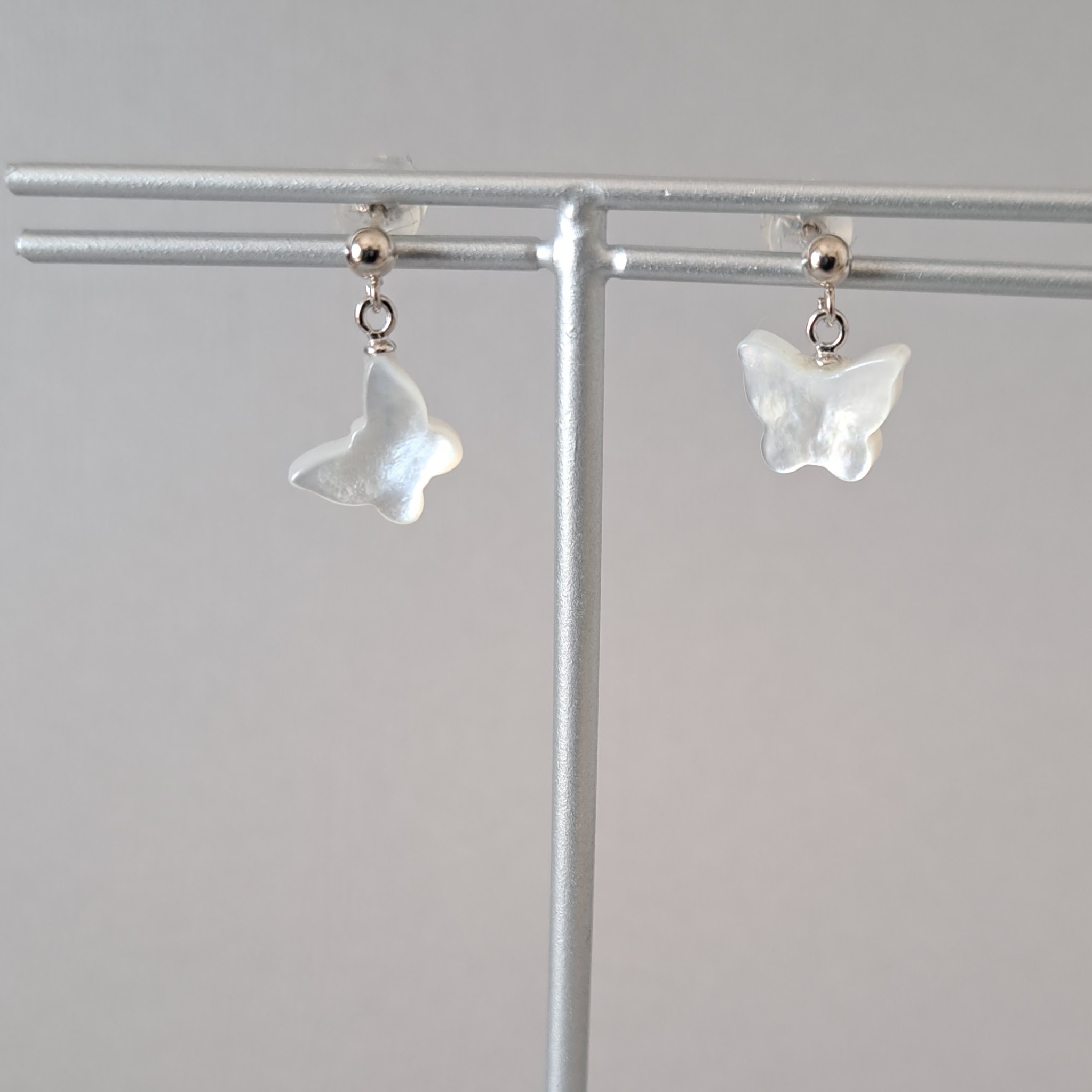 【Butterfly】蝶々型シェルピアス　MPE709(unupli jewelry ‐ウヌプリ ジュエリー‐さん)のメインイメージ