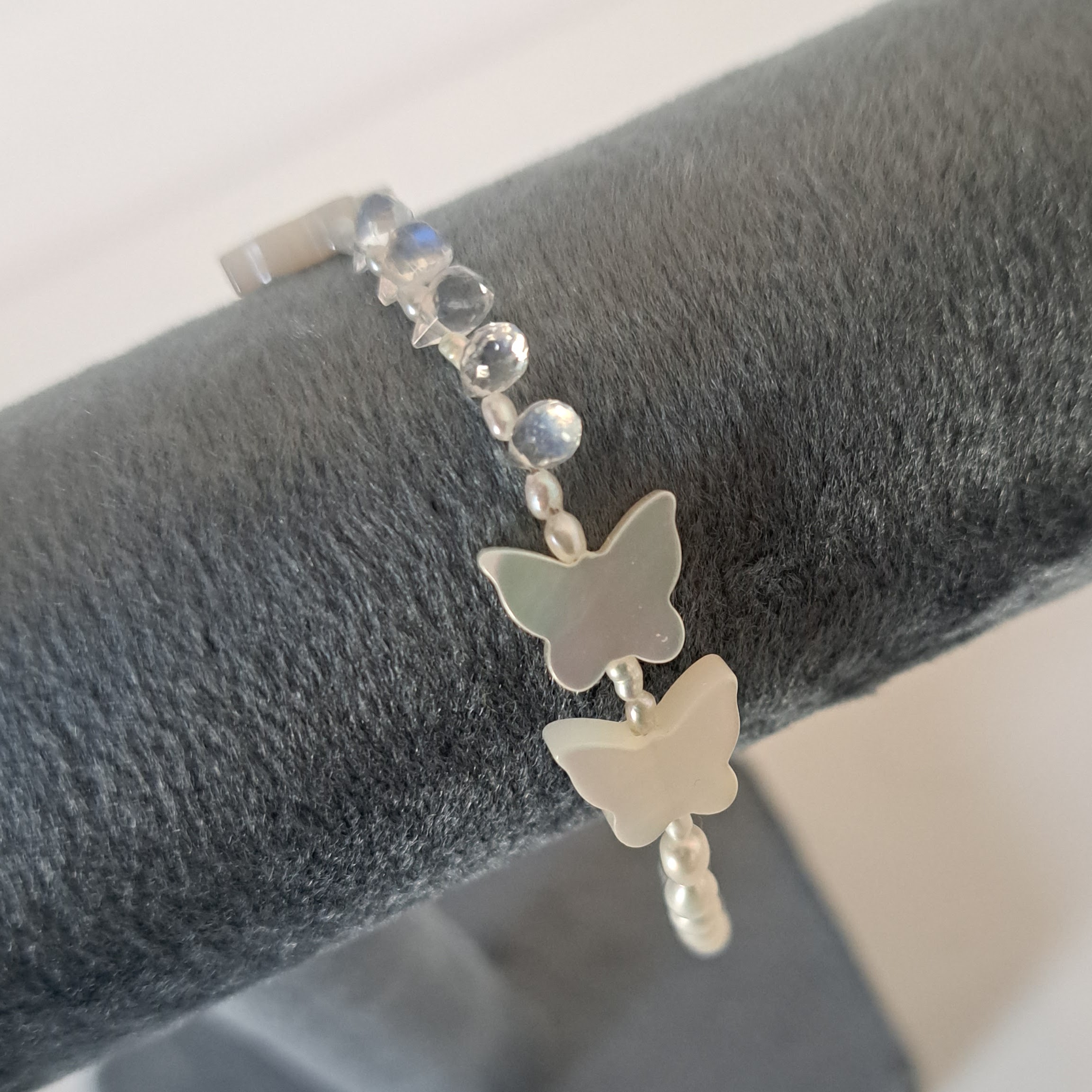 【Butterfly】蝶々型シェル×ブルームーンストーン×淡水パールブレスレット　MBL709(unupli jewelry ‐ウヌプリ ジュエリー‐さん)のメインイメージ