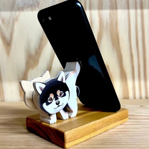 黒柴のスマホスタンド【君は放物線を見たか？】台座：スリム(木工房ゆうむさん)のメインイメージ