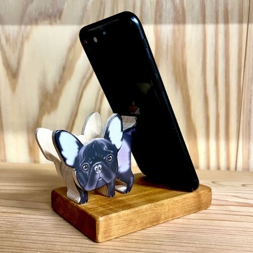 フレンチブルドッグ（ブリンドル）のスマホスタンド【君は放物線を見たか？】台座：レギュラー(木工房ゆうむさん)のメインイメージ