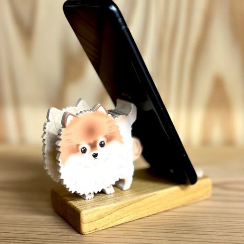 ポメラニアンのスマホスタンド【君は放物線を見たか？】台座：レギュラー(木工房ゆうむさん)のメインイメージ