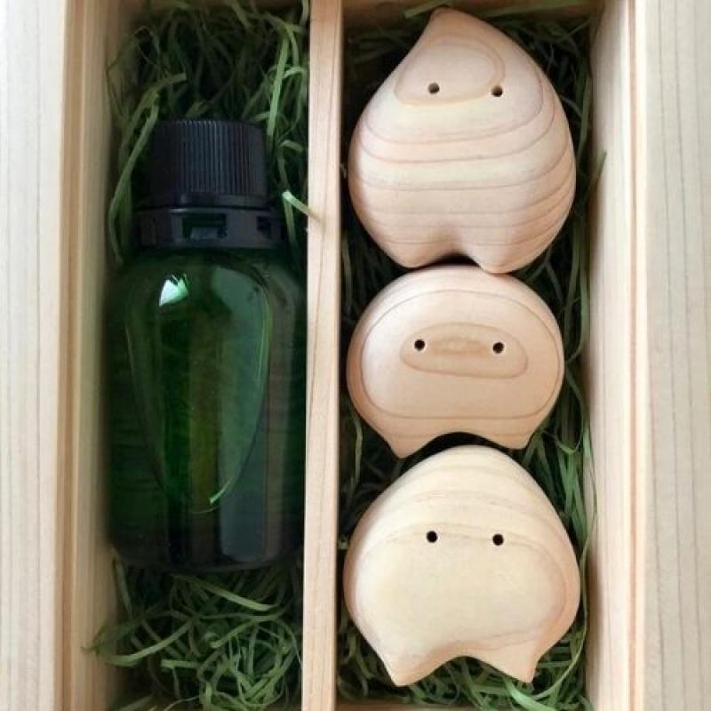 ひのきの妖精ひのここ（3体）とヒノキ精油の癒しアロマセット　ヒノキ製木箱入り　ギフトラッピング(木工房ゆうむさん)のメインイメージ