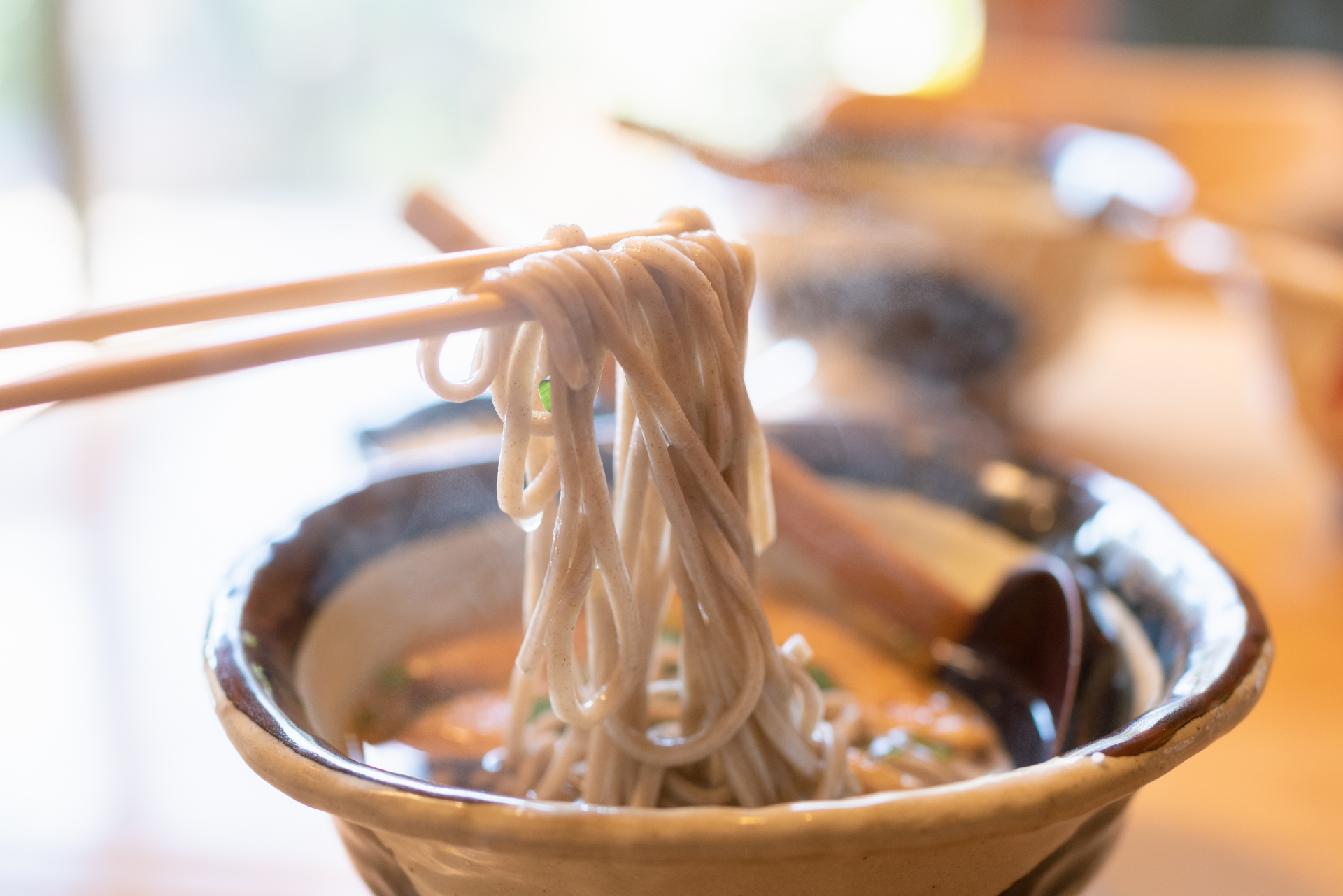 名物Ｂ級グルメおいしい肉そば（2人前）鶏チャーシュー入り　暑い夏は冷たく寒い冬は温かくして(sweetpool gardenさん)のメインイメージ