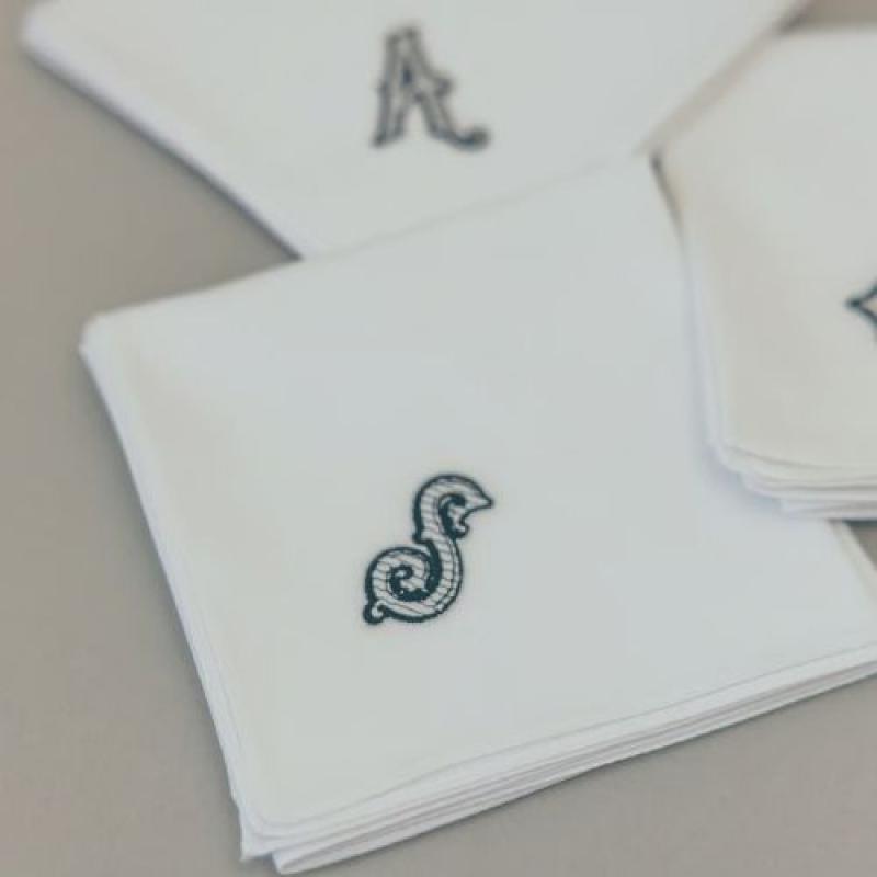 【ブライダルハンカチ】ネイビー刺繍　刺繍「 E 」(MANUさん)のメインイメージ