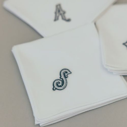 【ブライダルハンカチ】ネイビー刺繍　刺繍「 A 」(MANUさん)のメインイメージ