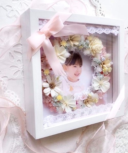【ほっこり花ギフトフレーム】B-01 / 21×21×D5㎝/ 木枠ガラスフレーム/写真・お名前・メッセージ入れ(フルールちよさん)のメインイメージ