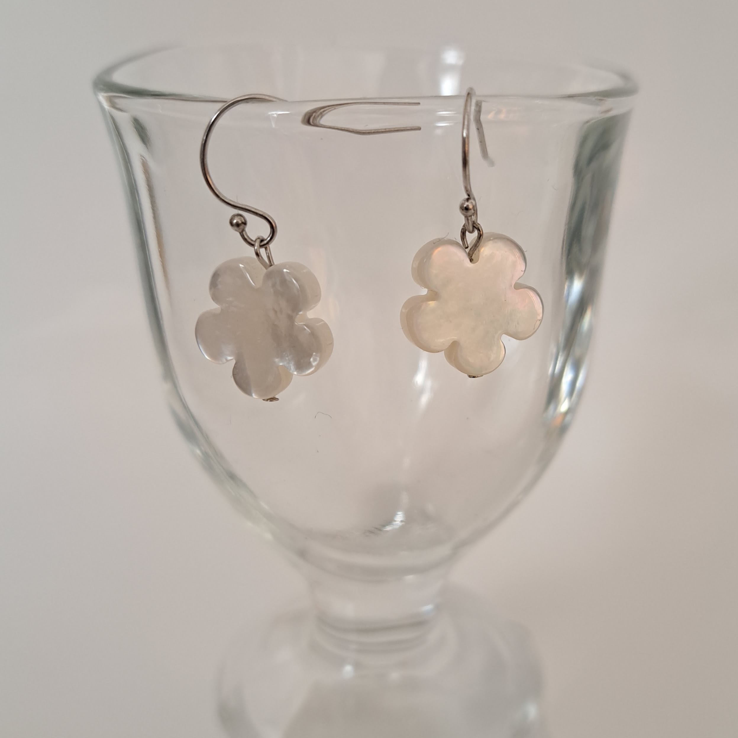 【Flower】花型マザーオブパールピアス　MPE704(unupli jewelry ‐ウヌプリ ジュエリー‐さん)のメインイメージ