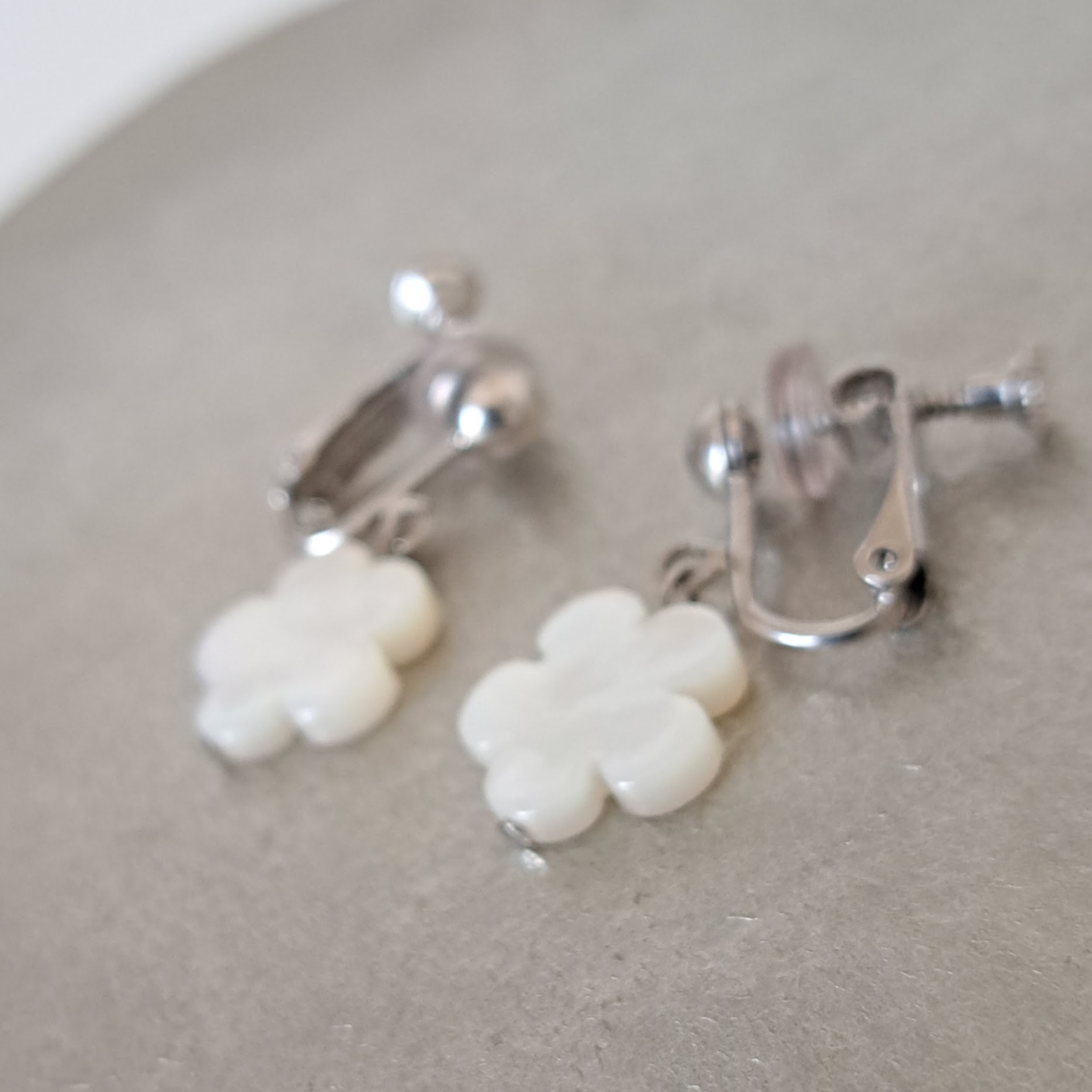 Flower】花型マザーオブパールイヤリング MER704(unupli jewelry