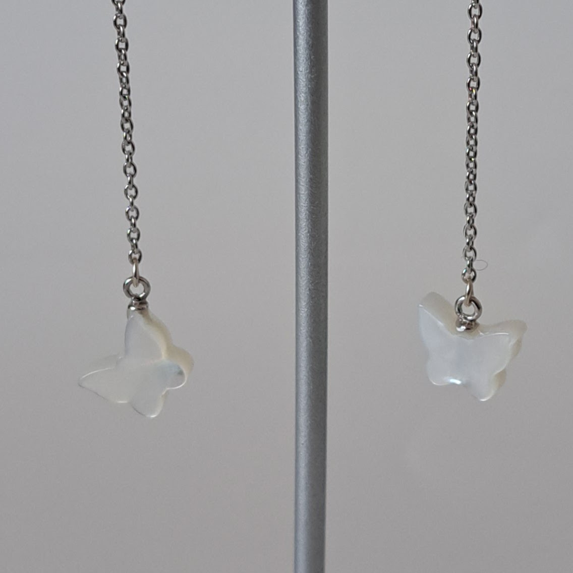 【Butterfly】蝶々型シェルピアス(チェーンタイプ)　MPE708(unupli jewelry ‐ウヌプリ ジュエリー‐さん)のメインイメージ