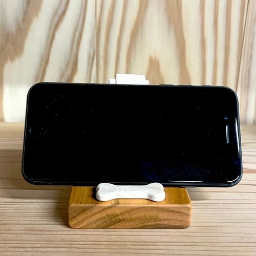 黒柴のスマホスタンド【君は放物線を見たか？】台座：スリム(木工房ゆうむさん)のメインイメージ