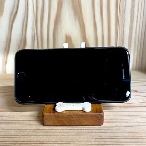フレンチブルドッグ（ブリンドル）のスマホスタンド【君は放物線を見たか？】台座：スリム(木工房ゆうむさん)のメインイメージ