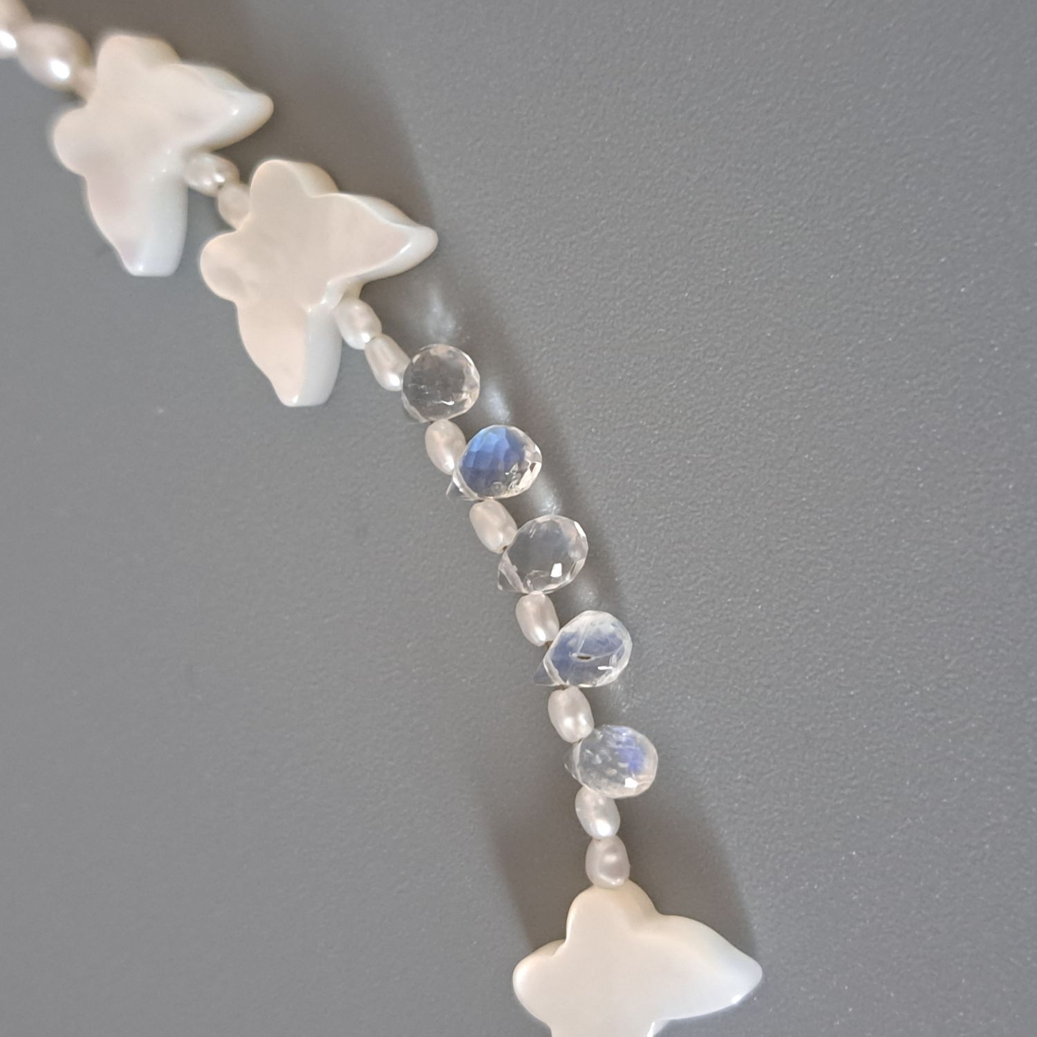 【Butterfly】蝶々型シェル×ブルームーンストーン×淡水パールブレスレット　MBL709(unupli jewelry ‐ウヌプリ ジュエリー‐さん)のメインイメージ