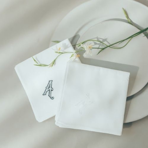 【ブライダルハンカチ】ネイビー刺繍　刺繍「 A 」(MANUさん)のメインイメージ