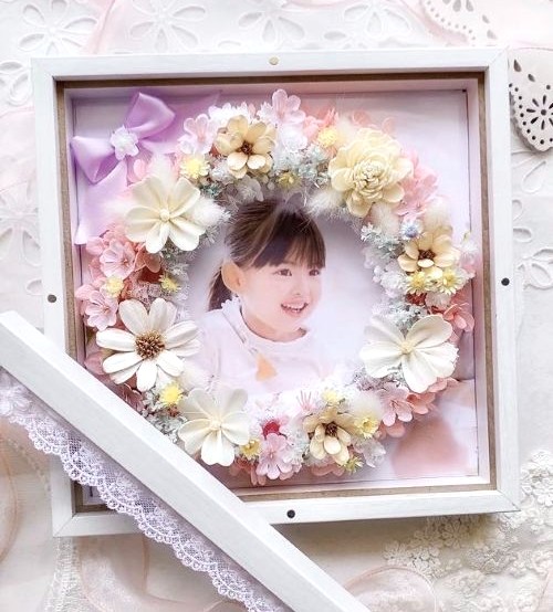 【ほっこり花ギフトフレーム 】B-02/ 21×21×D5㎝/木枠ガラスフレーム/写真・お名前・メッセージ入(フルールちよさん)のメインイメージ