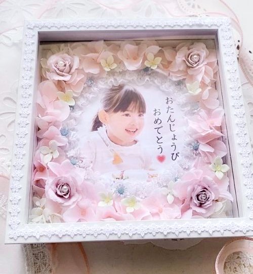 【ほっこり花ギフトフレーム】B-01 / 21×21×D5㎝/ 木枠ガラスフレーム/写真・お名前・メッセージ入れ(フルールちよさん)のメインイメージ