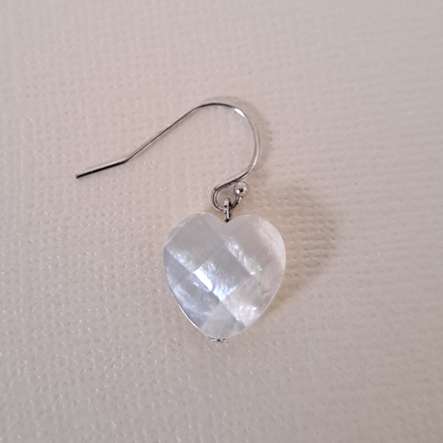 【Heart】ハート 型マザーオブパールイヤリング　MPE706(unupli jewelryさん)のメインイメージ