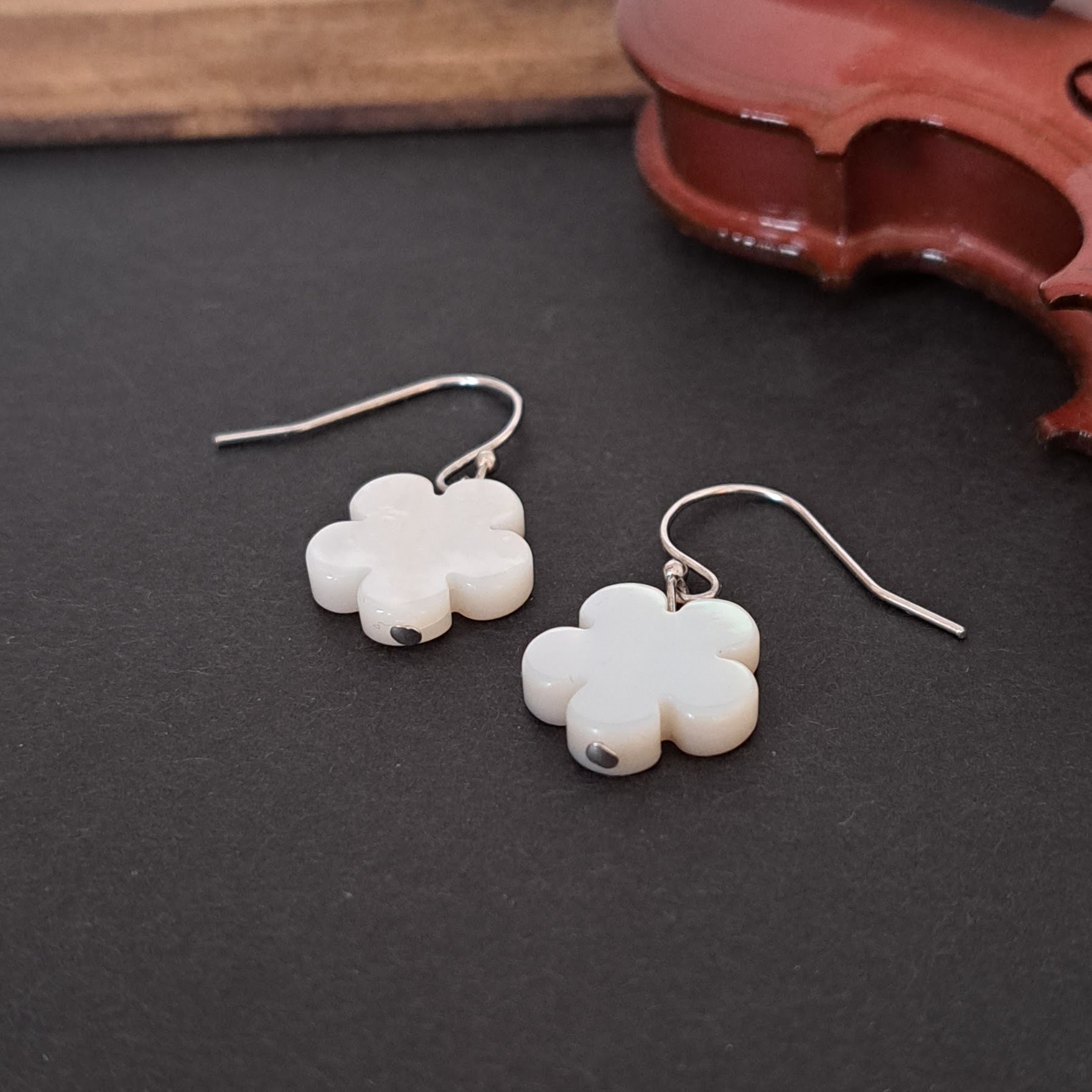 【Flower】花型マザーオブパールピアス　MPE704(unupli jewelry ‐ウヌプリ ジュエリー‐さん)のメインイメージ
