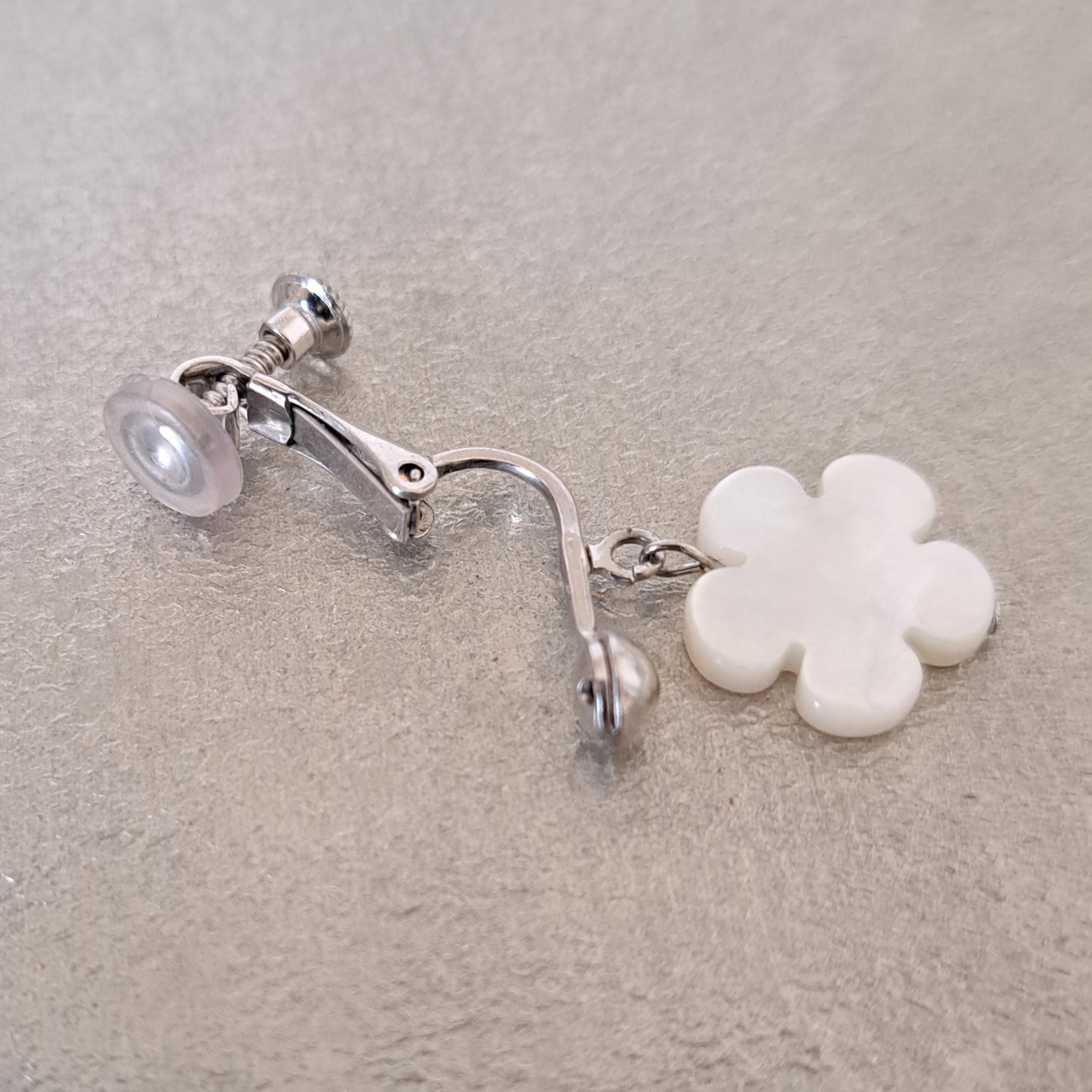 ぷしゅ❇️❣️マザーオブパール　カービング　イヤリング Flower】花型マザーオブパールイヤリング MER704(unupli jewelry