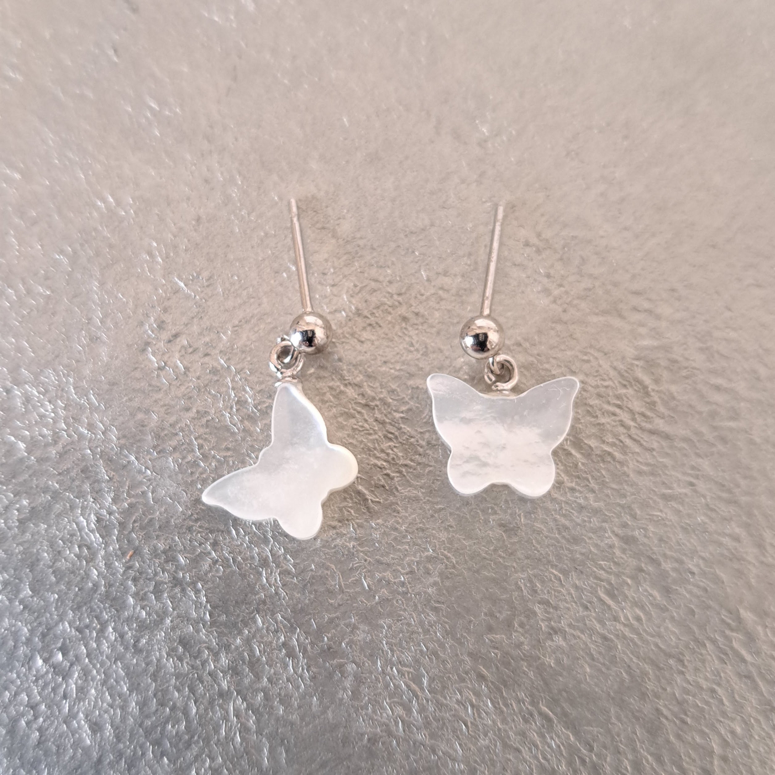 【Butterfly】蝶々型シェルピアス　MPE709(unupli jewelry ‐ウヌプリ ジュエリー‐さん)のメインイメージ