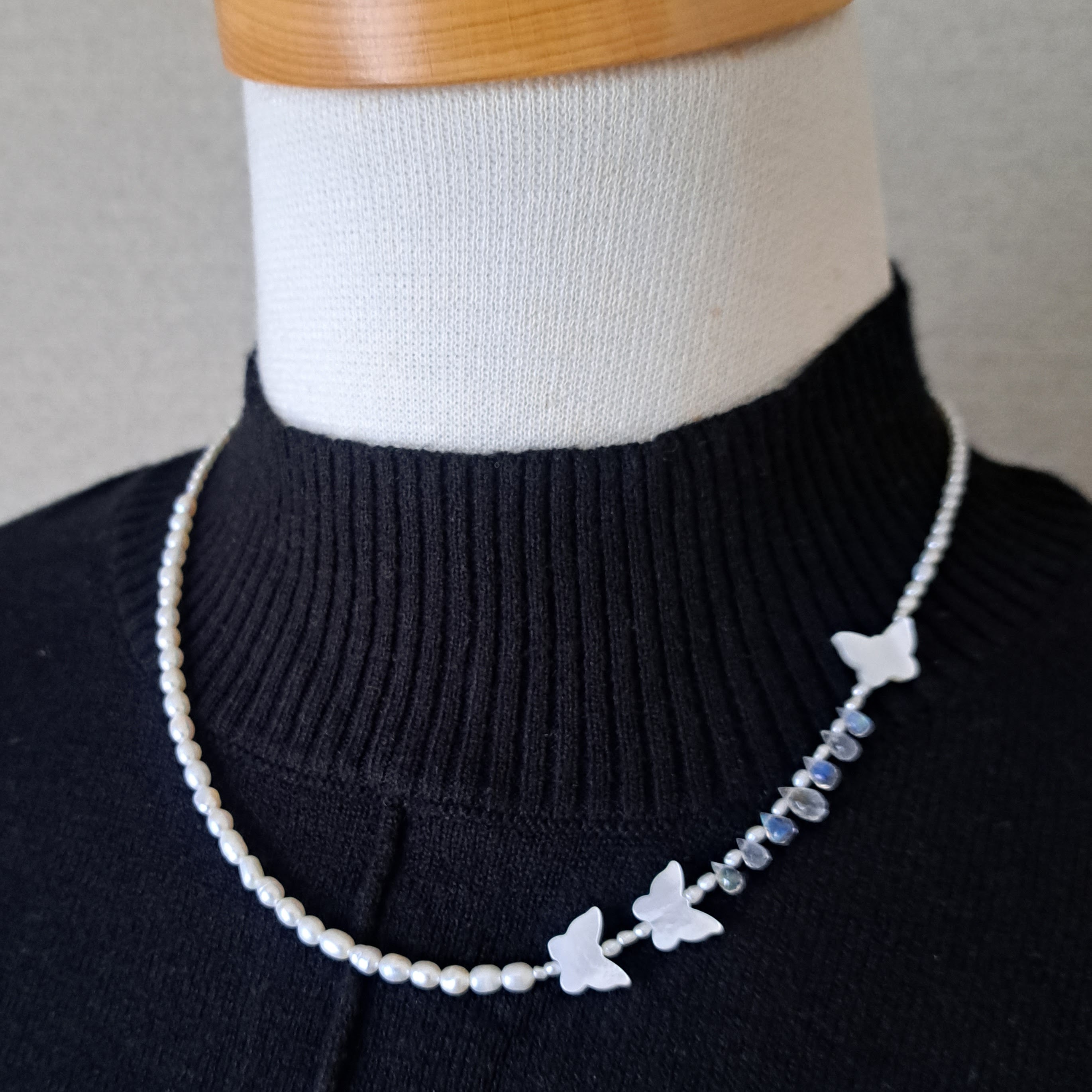 Butterfly】蝶々型シェル×ブルームーンストーン×淡水パールネックレス　MNE709(unupli jewelry ‐ウヌプリ ジュエリー‐さん)のメインイメージ