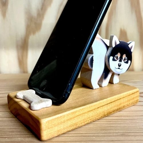黒柴のスマホスタンド【君は放物線を見たか？】台座：レギュラー(木工房ゆうむさん)のメインイメージ