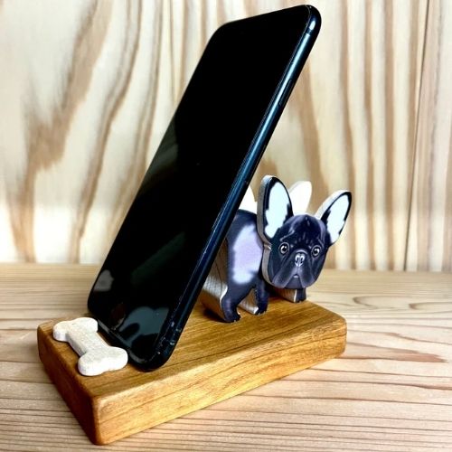 フレンチブルドッグ（ブリンドル）のスマホスタンド【君は放物線を見たか？】台座：スリム(木工房ゆうむさん)のメインイメージ