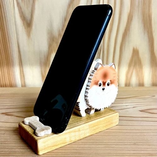 ポメラニアンのスマホスタンド【君は放物線を見たか？】台座：レギュラー(木工房ゆうむさん)のメインイメージ