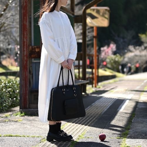 ブリーフケース　廃棄リンゴからうまれたサステナブル素材“アップルレザー”使用(SALASANAさん)のメインイメージ