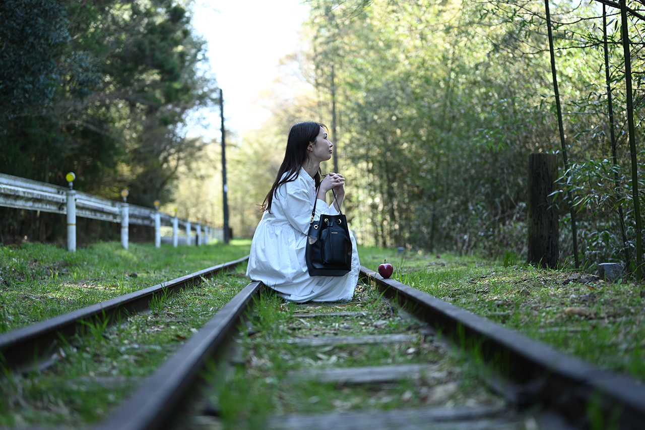 巾着型ショルダーバッグ　廃棄リンゴからうまれたサステナブル素材“アップルレザー”使用(SALASANAさん)のメインイメージ