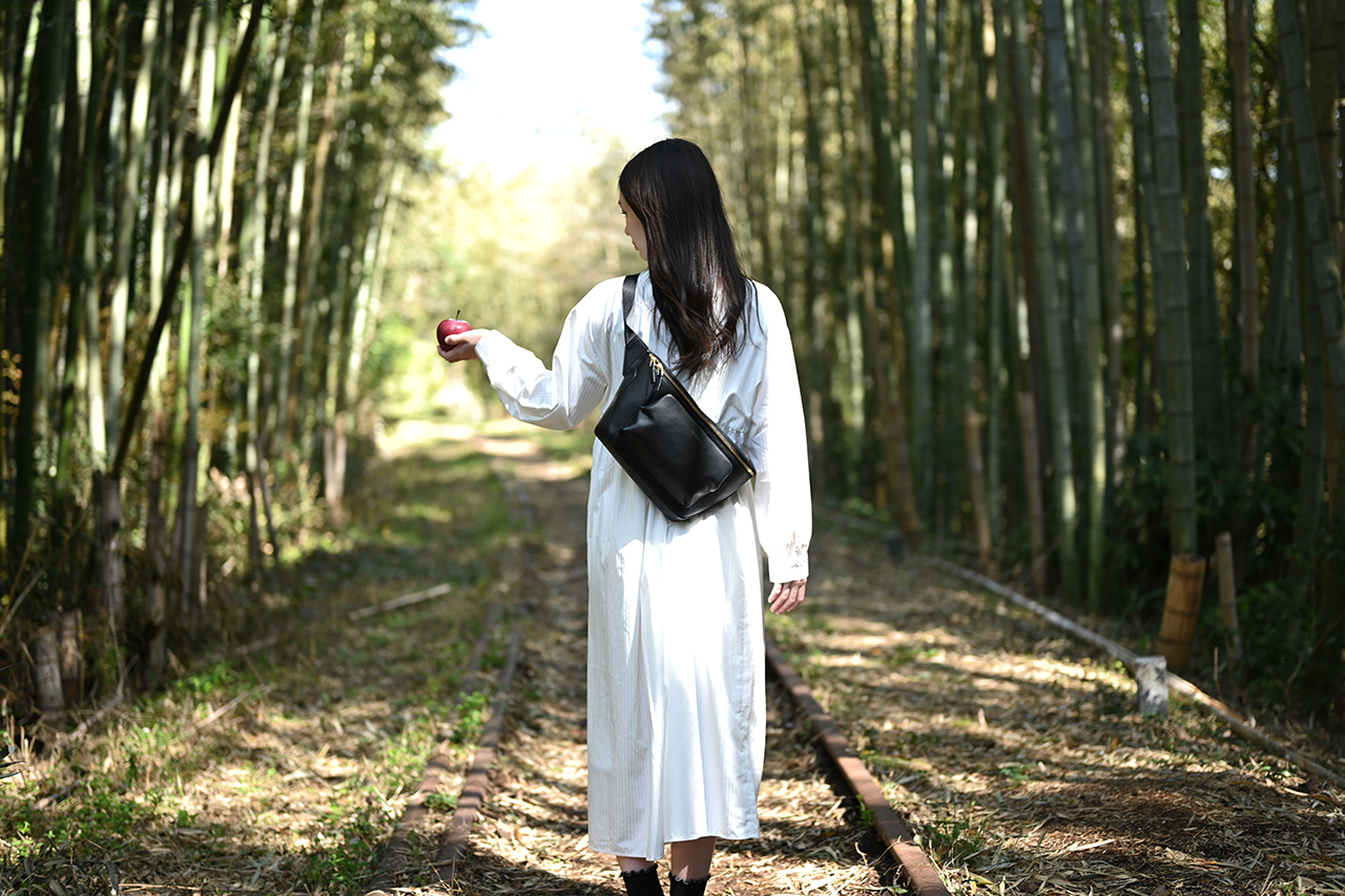 ボディバッグ　廃棄リンゴからうまれたサステナブル素材“アップルレザー”使用(SALASANAさん)のメインイメージ