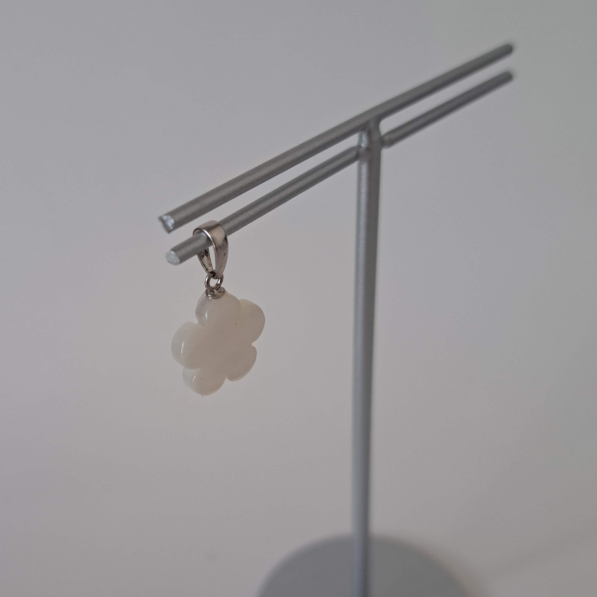 【Flower】花型マザーオブパールペンダントトップ　MPH704(unupli jewelry ‐ウヌプリ ジュエリー‐さん)のメインイメージ