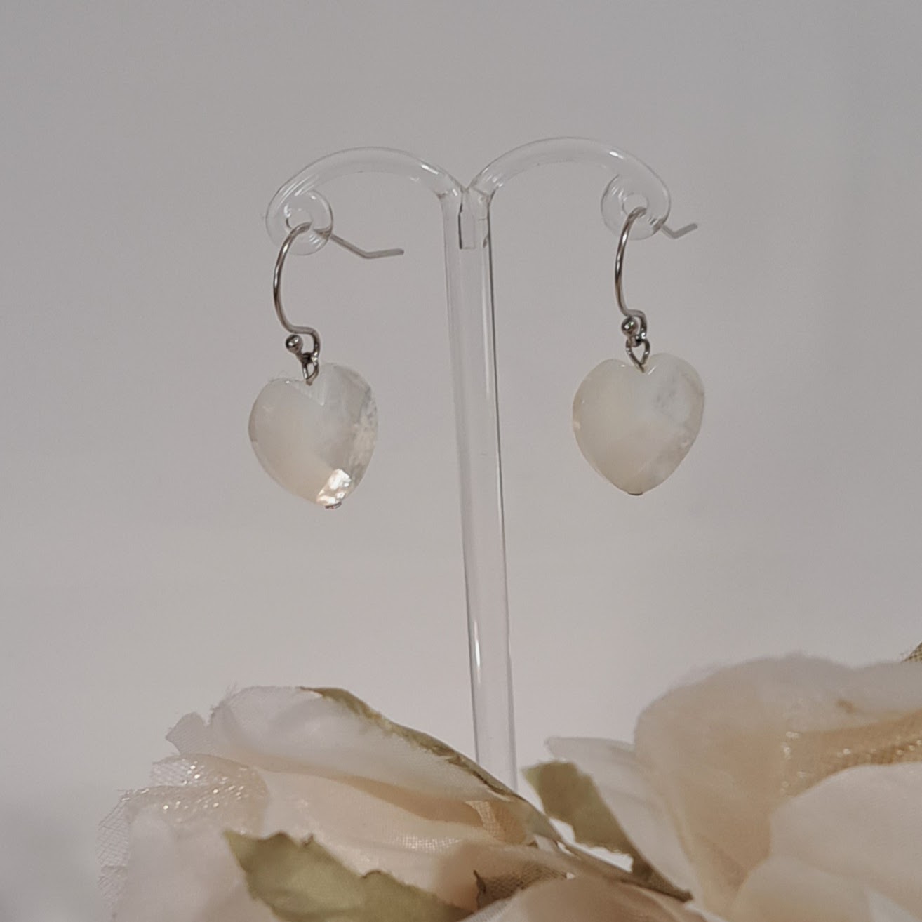 【Heart】ハート 型マザーオブパールイヤリング　MPE706(unupli jewelryさん)のメインイメージ