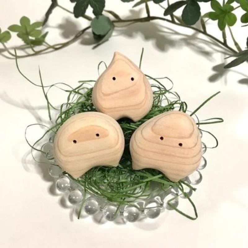 ひのきの妖精 ひのここギフト　カーアロマ　ヒノキ製木箱入り　おにぎり　消臭効果抜群(木工房ゆうむさん)のメインイメージ