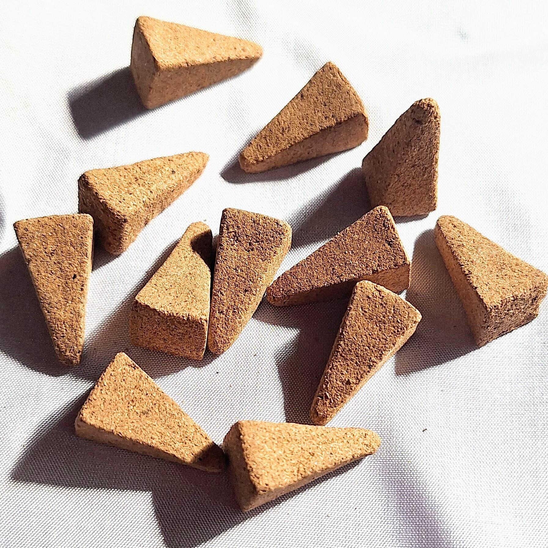【サンダルウッド/白檀】のコーン香 12個入 | 完全天然100% バリ島発 独自製法 発酵水インセンス | 専用香立付・瞑想・浄化に(ISHIKI-BALIさん)のメインイメージ